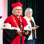 Prorektor ds. Studenckich dr hab. Katarzyna Plutecka, prof. UKEN rozpoczyna uroczystość