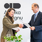 Porozumienie sygnowali Carolina Pietyra – dyrektorka KBF – oraz p.o. Rektor UKEN dr hab. Wojciech Bąk, prof. UKEN