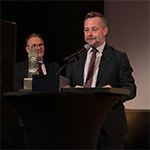 Kierownik Działu Promocji Adam Gliksman odbiera nagrodę dla Uniwersytetu Komisji Edukacji Narodowej w Krakowie