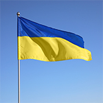 flaga ukraińska na tle niebieskiego nieba